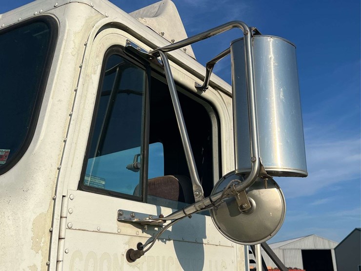 international-semi-with-flatbed-image-24