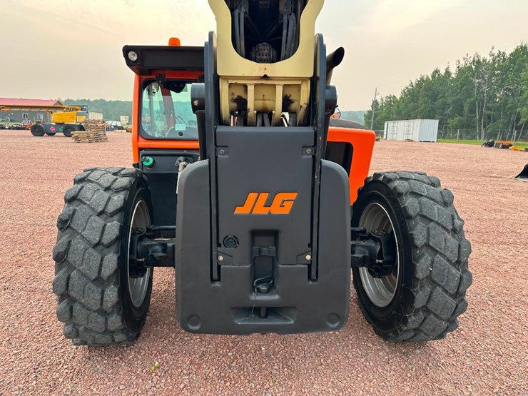 2016-jlg-1055-image-15