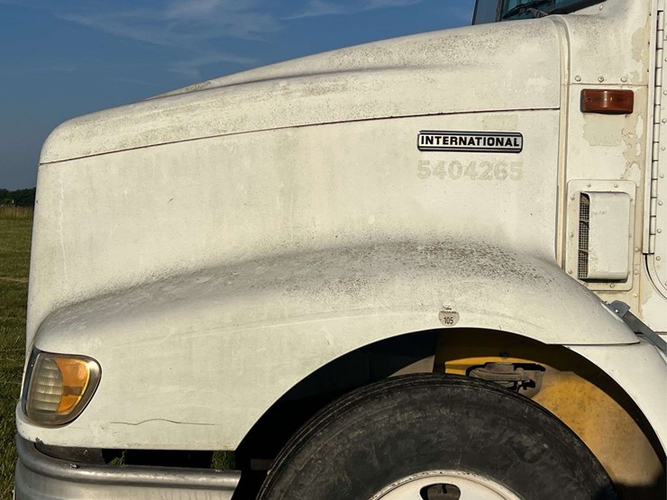 international-semi-with-flatbed-image-19