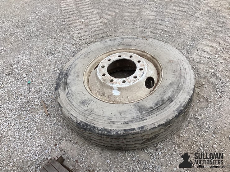 11r22.5-rim-&-tire-image-7