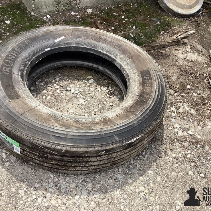 11R24.5 Tire