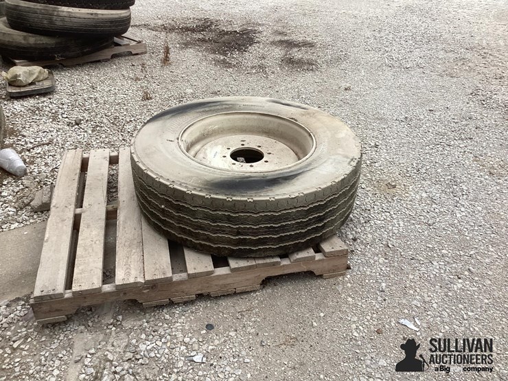 305/70r22.5-tire-&-rim-image-5