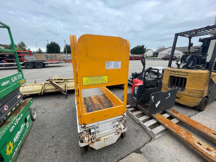#1369-•-10'-scissor-lift-(o2)-image-4