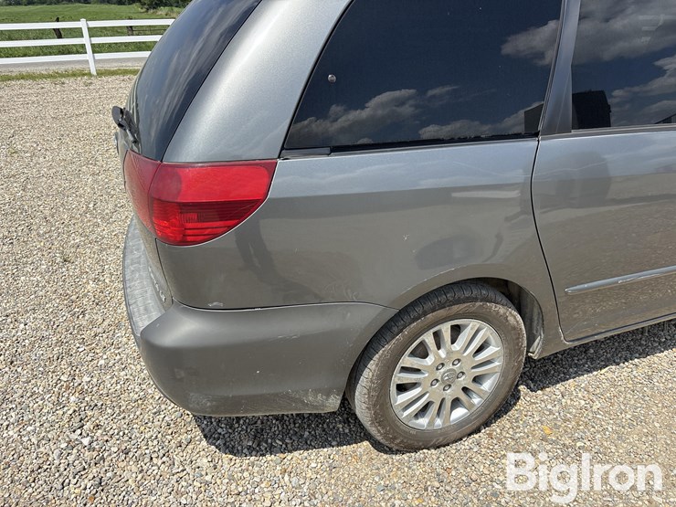2004-toyota-sienna-image-14