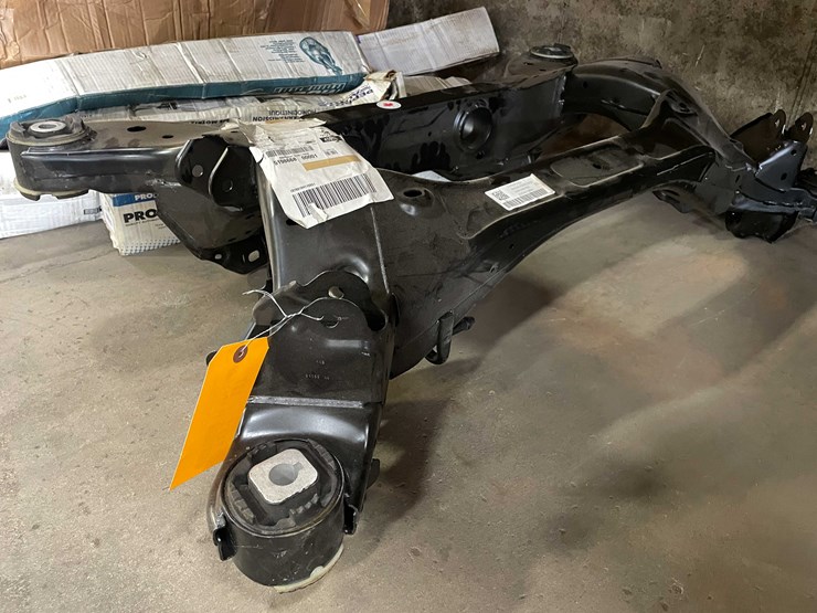 #2101-•-new-gm-rear-cross-member-23507132-2017-2019-cadillac-xt5-(pr8)-image-1
