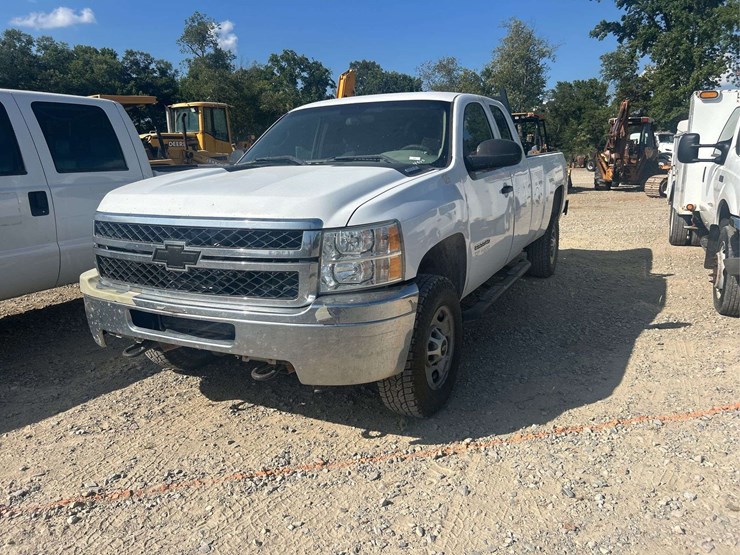 2011-chevy-2500-ext-cab-4x4-pickup-image-1