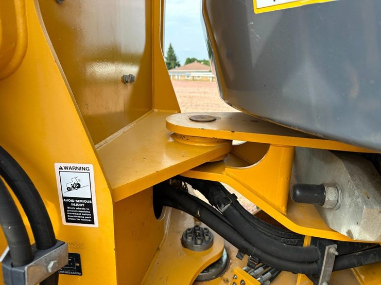 2014-deere-344k-image-26