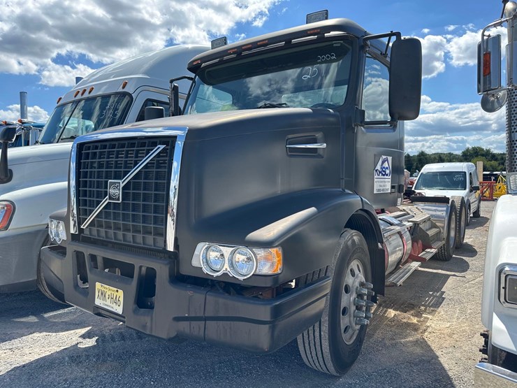 2002-volvo-tandem-axle-road-tractor-image-1