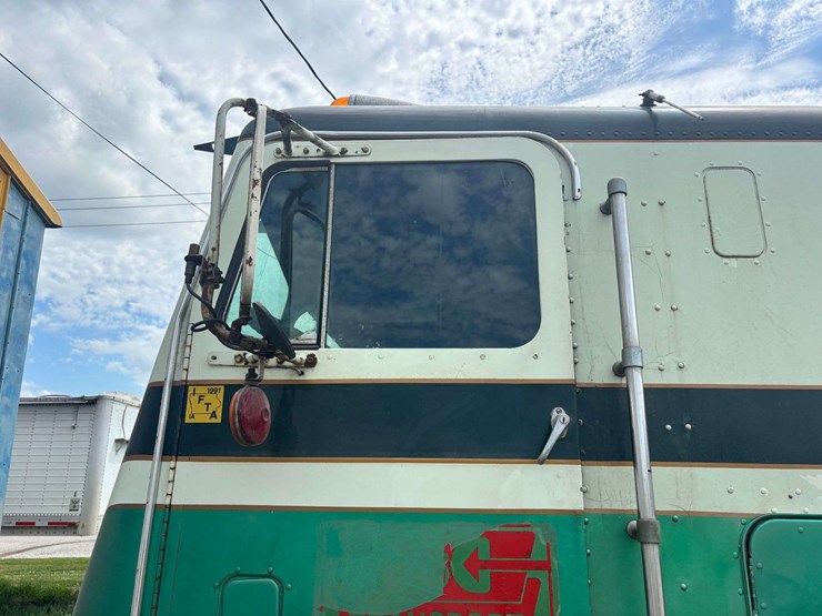 white-freightliner-cabover-semi-image-17
