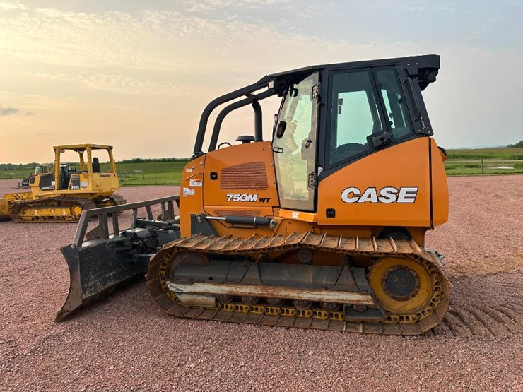 2020-case-750m-image-6