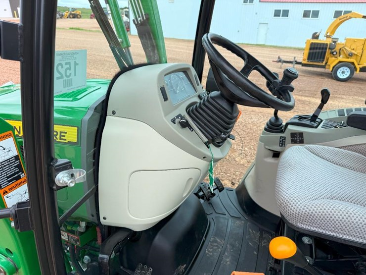 2020-john-deere-3033r-image-39
