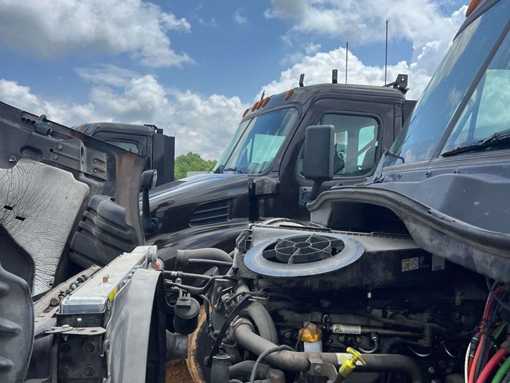 2018-freightliner-t/a-daycab-truck-*inop-image-21