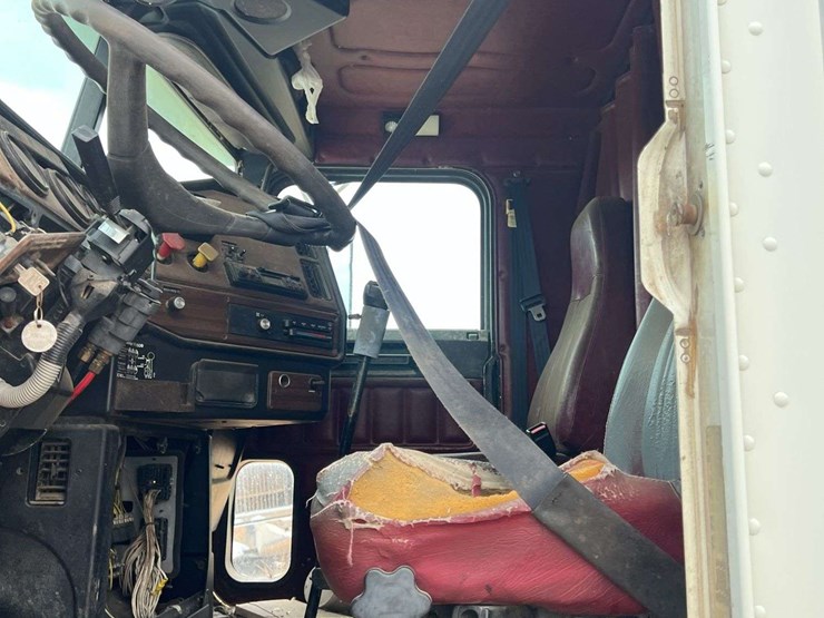 1996-freightliner-t/a-sleeper-semi-truck-*inop-image-26