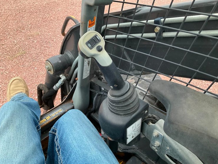 2015-new-holland-l223-image-34