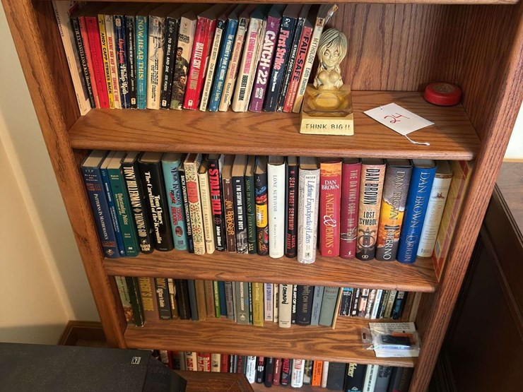 bookshelf-and-contents-(books-and-decor)-image-3
