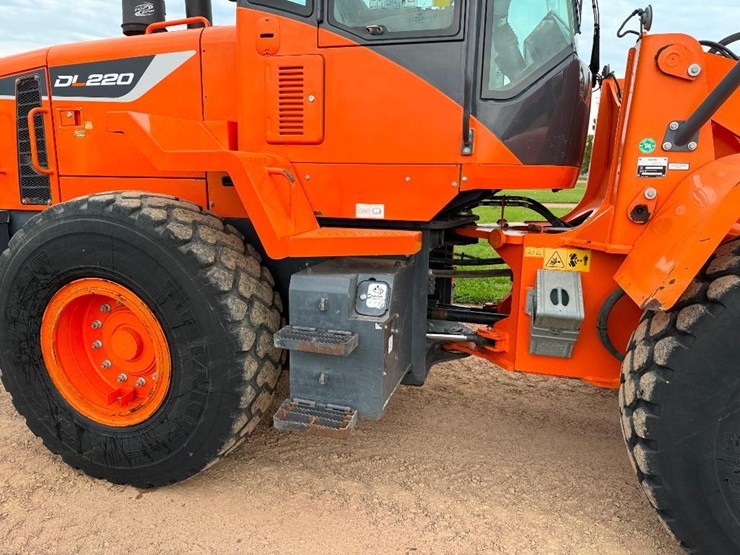 2017-doosan-dl220-5-image-11