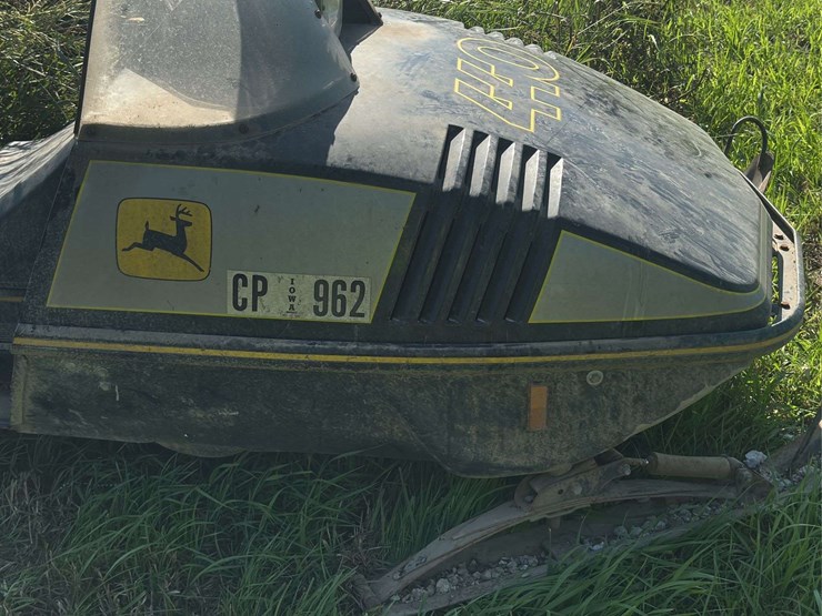 john-deere-440-liquifire-snow-mobile-image-11