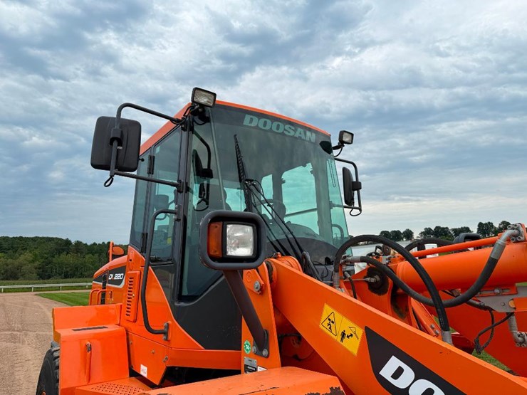 2017-doosan-dl220-5-image-13