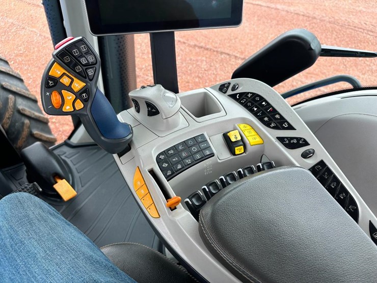 2020-new-holland-t8.320-image-64