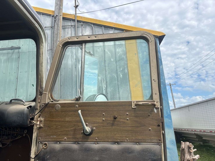 white-freightliner-cabover-semi-image-119