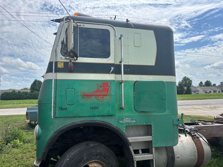 white-freightliner-cabover-semi-image-11