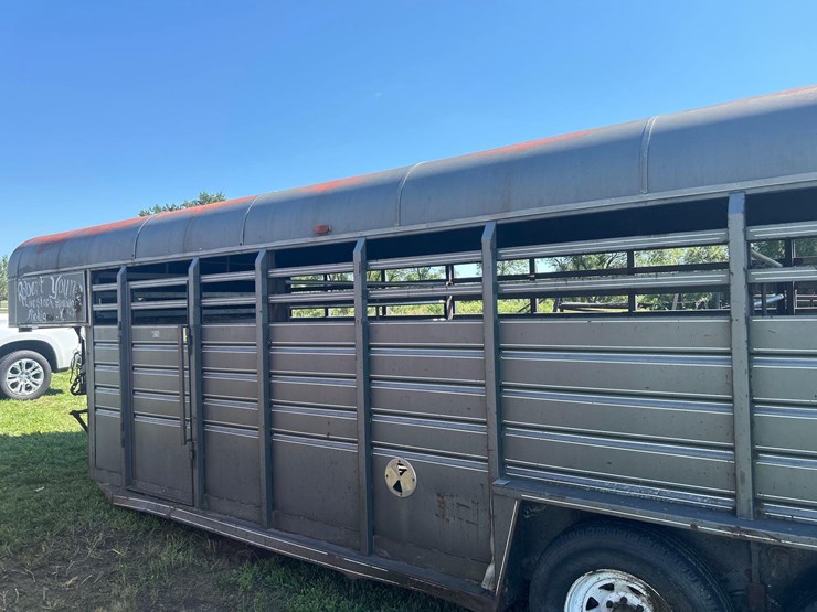 kiefer-built-livestock-trailer-image-4