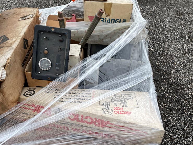 #6404-•-pallet-of-truck-parts-image-6