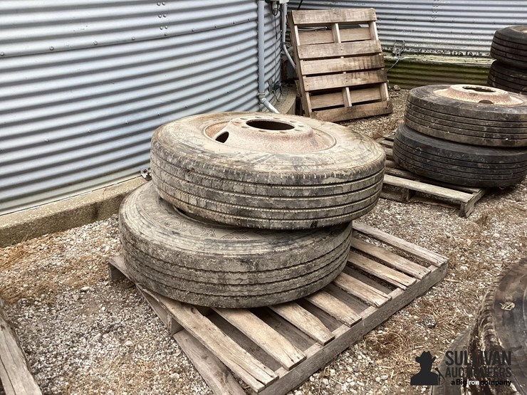 11r22.5-tires-&-rims-image-4