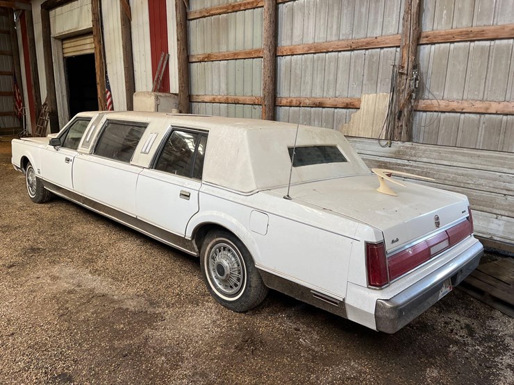 lincoln-town-car-limousine-image-3