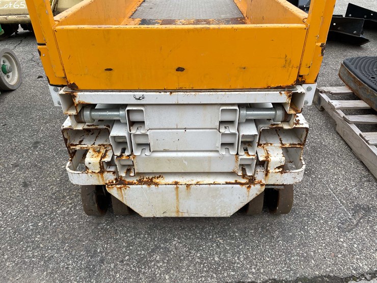 #1369-•-10'-scissor-lift-(o2)-image-9