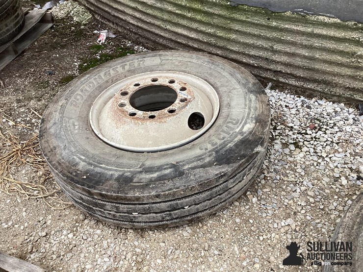 11r22.5-tire-&-rim-image-1