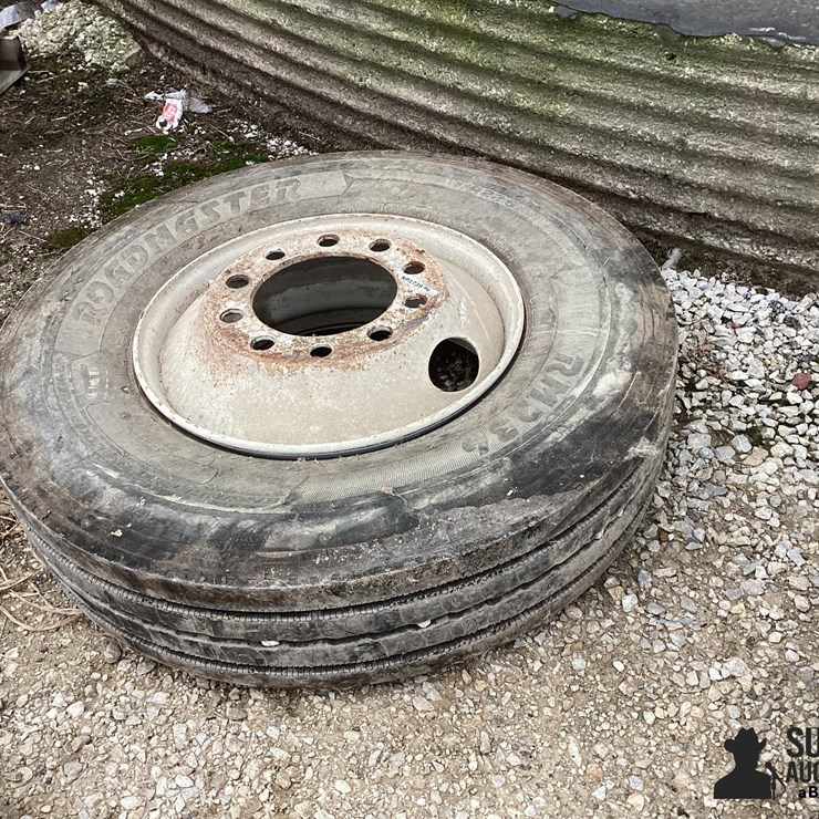 11R22.5 Tire & Rim