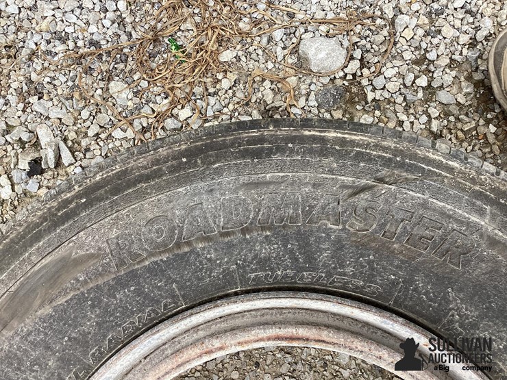 11r24.5-tire-&-rim-image-11