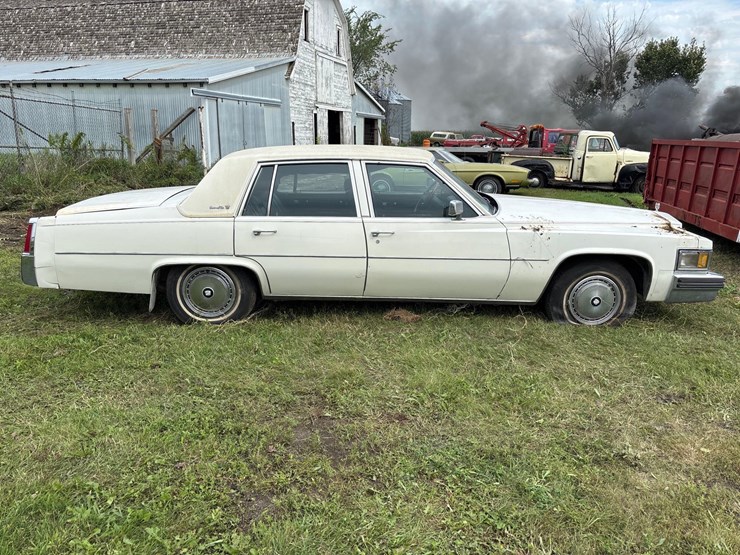 cadillac-deville-sedan-image-9