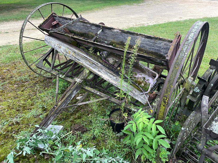 #7494-•-antique-seeder-image-1