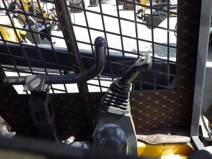 2025-cfg-krw232-skid-steer-loader-image-15