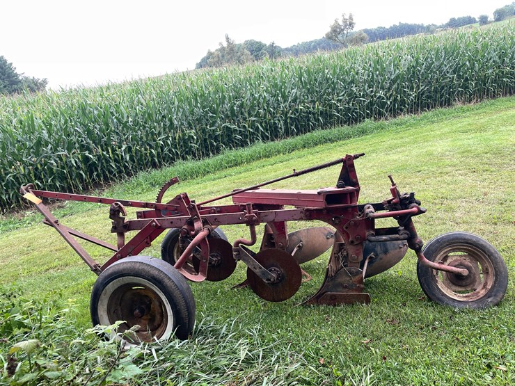 #7468-•-international-harvester-multi-bottom-plow-image-1