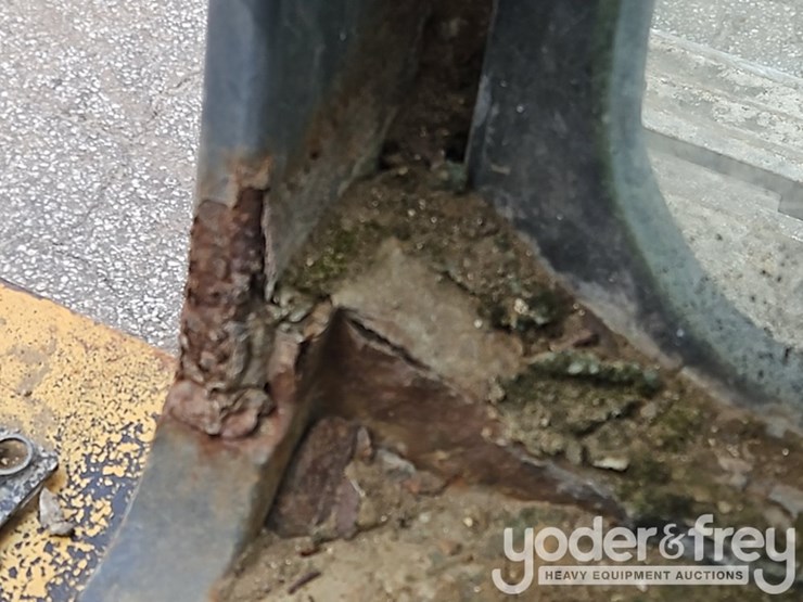 2011-deere-250g-lc-image-79
