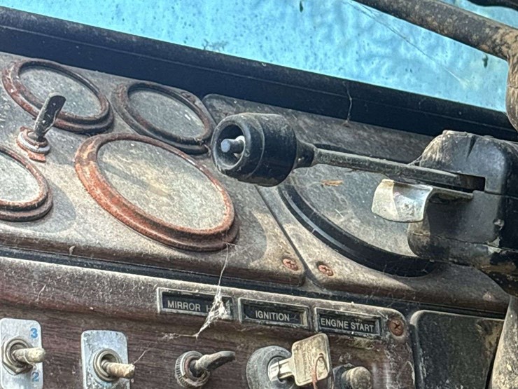 freightliner-semi-with-cummins-engine-image-34