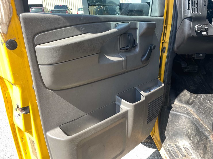 #1296-•-2012-gmc-savana-box-truck-(has-wi-title)-(of)-image-18