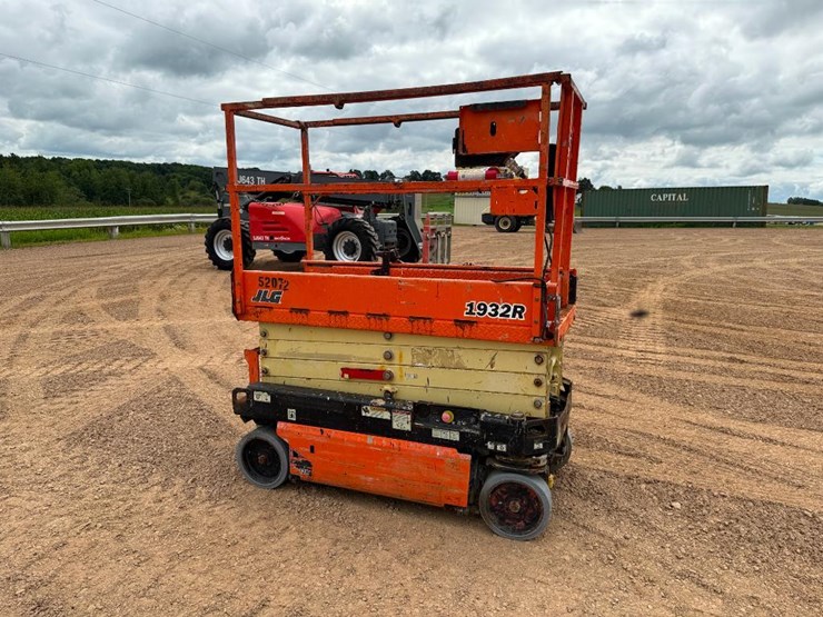 2017-jlg-1932r-image-5