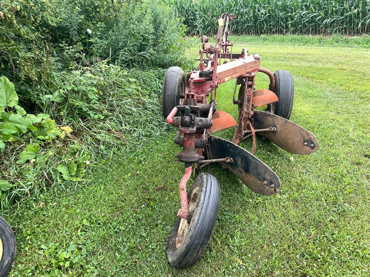 #7468-•-international-harvester-multi-bottom-plow-image-3
