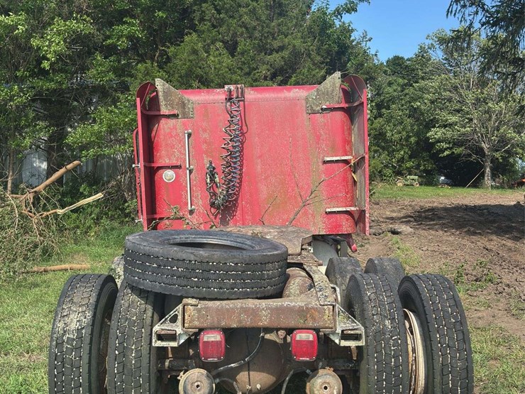 freightliner-semi-with-cummins-engine-image-4