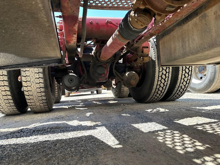 2002-volvo-tandem-axle-road-tractor-image-7