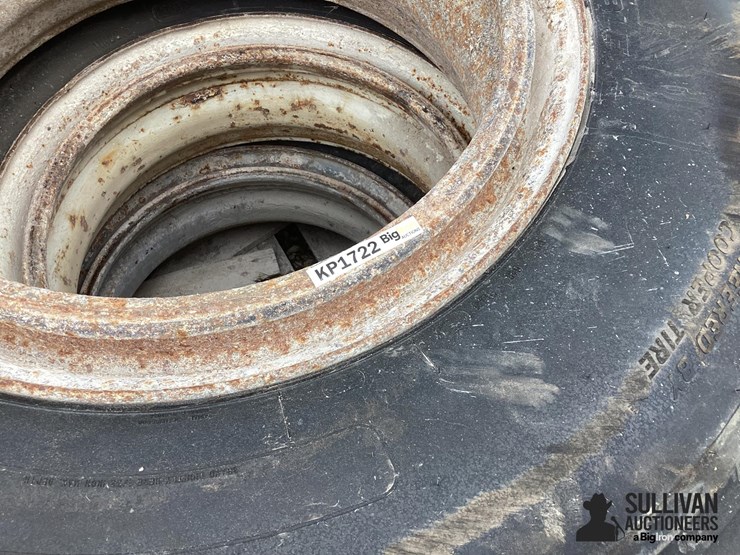 11r22.5-tires-&-rims-image-15