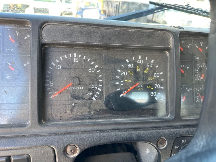 2002-volvo-tandem-axle-road-tractor-image-18