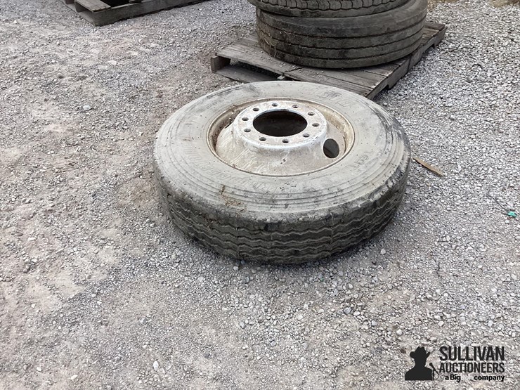 11r22.5-rim-&-tire-image-9