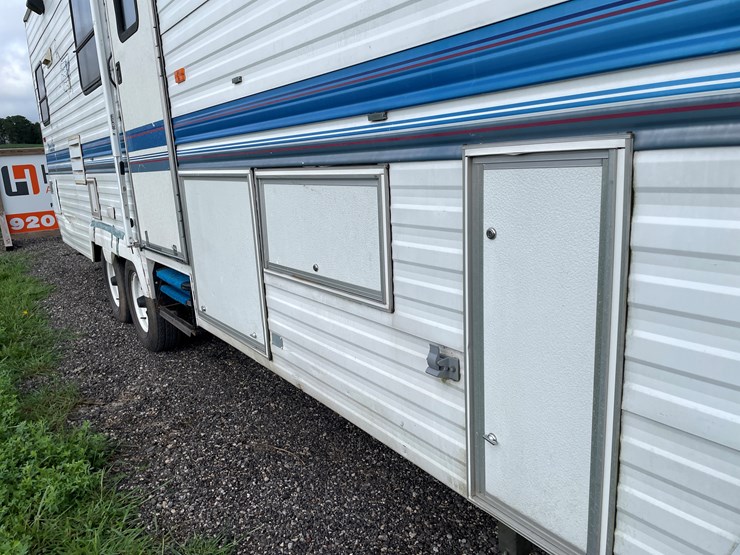 #6294-•-1995-prowler-5th-wheel-travel-trailer-(has-wi-title)-image-14