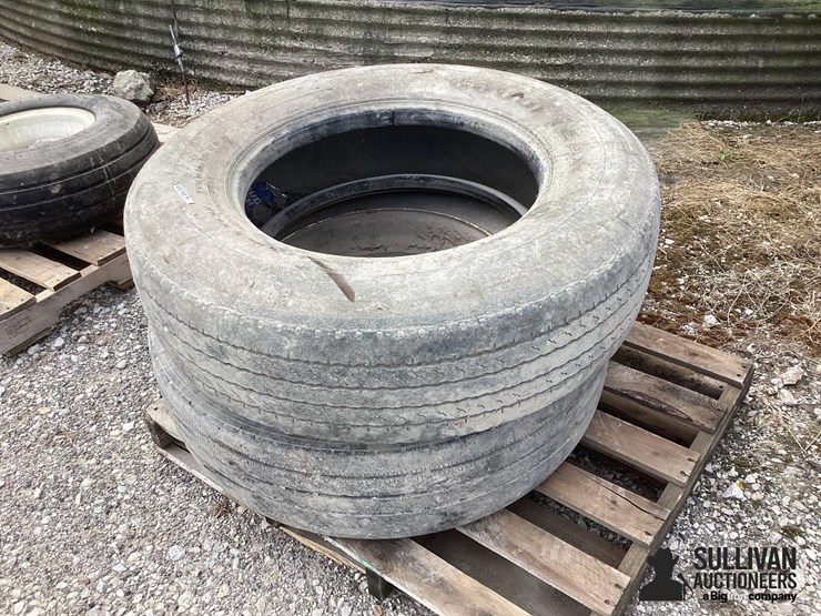 305/70r22.5-tires-&-rim-image-9