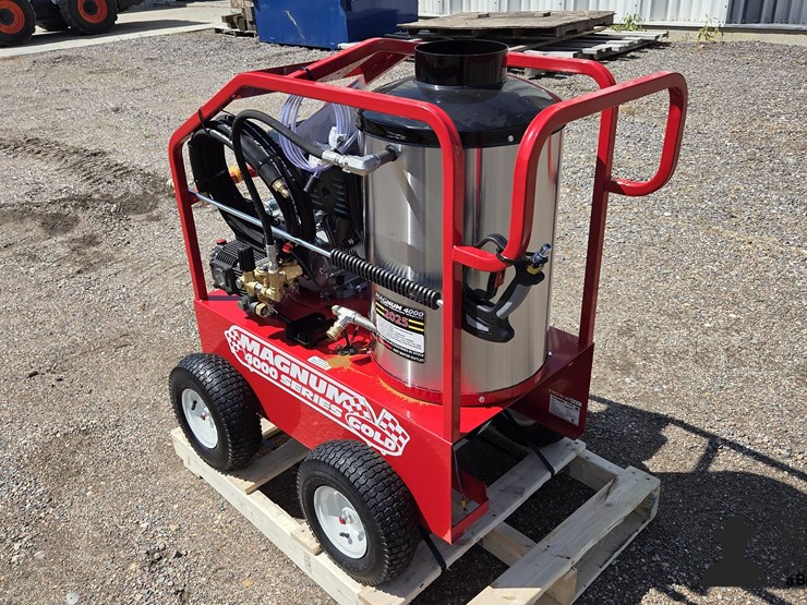 2025-magnum-4000-series-hot-water-pressure-washer-image-4